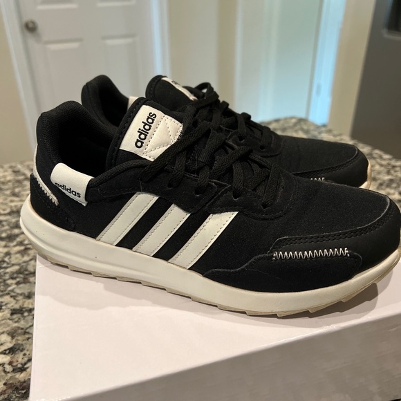 Adidas Retrorun Black White Running Shoes Sneakers EH1859 Womens Size 6.5 - Picture 2 of 6